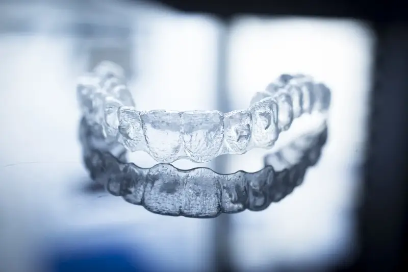 Invisalign czy zwykły aparat?