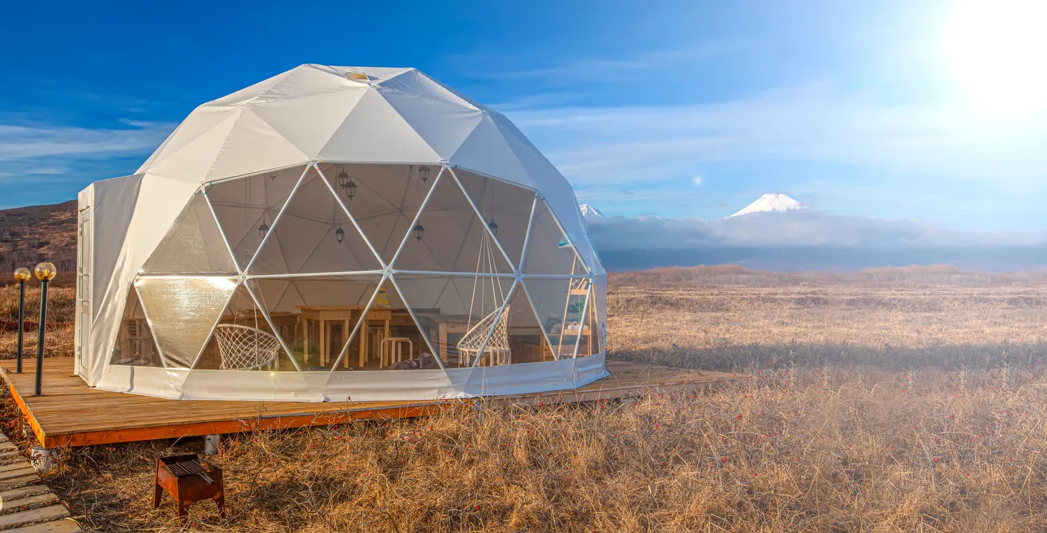 Konstrukcja i materiały wykorzystywane w produkcji namiotów sferycznych